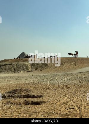 Pyramides Khufu avec les touristes et la calèche surfer sur une journée ensoleillée, Egypte Banque D'Images