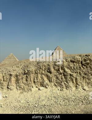 Vue sur les pyramides de Gizeh par une journée ensoleillée, Egypte Banque D'Images