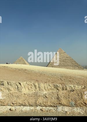Vue sur les pyramides de Gizeh par une journée ensoleillée, Egypte Banque D'Images