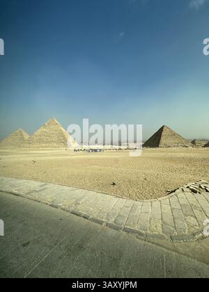 Vue sur les pyramides de Gizeh par une journée ensoleillée, Egypte Banque D'Images