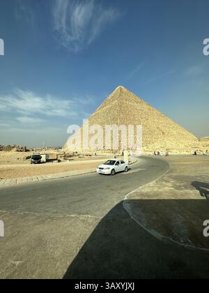Vue des pyramides Khufu de Gizeh sur un dayu ensoleillé, Gizeh, Egypte Banque D'Images