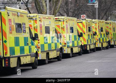 Photo du dossier datée du 23/01/23 d'ambulances stationnées à l'extérieur de la salle de contrôle du London Ambulance Service NHS Trust à Waterloo, Londres. Les résultats d’un projet de recherche – commandé par London Ambulance Service (LAS) NHS Trust et mené par la Sickle Cell Society – sur les expériences des patients drépanocytaires en soins ambulanciers et les appels de 999 et 111 à Londres ont révélé que de nombreux patients avaient des expériences négatives, certaines historiques et d’autres récentes, avec la LAS, qui ont affecté leur confiance dans le service. Date d'émission : mardi 22 avril 2025. Banque D'Images