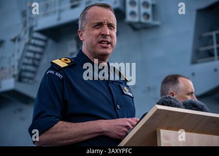 Le Commodore James Blackmore RN, commandant du Carrier Strike Group, s’adresse aux médias à bord du HMS Prince of Wales amarré à la base navale HM Portsmouth, alors qu’ils préparent le porte-avions avant son déploiement dans le cadre du Carrier Strike Group britannique pour mener une formation sur l’interopérabilité et un engagement de défense dans l’Indo-Pacifique. Date de la photo : mercredi 16 avril 2025. Banque D'Images