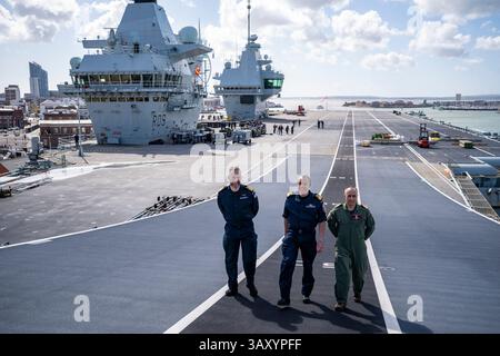 Le Capitaine Will Blackett RN, commandant du HMS Prince of Wales, à gauche, le Commodore James Blackmore RN, commandant du Carrier Strike Group, au centre, et le Capitaine Colin McGannity RN, commandant Air Group, à droite, à bord du HMS Prince of Wales amarré à la base navale HM Portsmouth, alors qu’ils préparent le porte-avions devant lui à être déployé dans le cadre du UK Carrier Strike Group pour mener une formation sur l’interopérabilité et un engagement de défense dans l’Indo-Pacifique. Date de la photo : mercredi 16 avril 2025. Banque D'Images