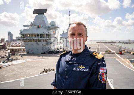 Le Commodore James Blackmore RN, commandant du Carrier Strike Group, à bord du HMS Prince of Wales a accosté à la base navale HM Portsmouth, alors qu'ils préparaient le porte-avions avant son déploiement dans le cadre du Carrier Strike Group britannique pour mener une formation en interopérabilité et un engagement de défense dans l'Indo-Pacifique. Date de la photo : mercredi 16 avril 2025. Banque D'Images