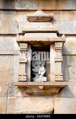 Détails de sculpture sur le mur extérieur du temple de Pandeshwar, Yavat, Maharashtra, Inde Banque D'Images