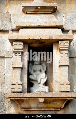 Détails de sculpture sur le mur extérieur du temple de Pandeshwar, Yavat, Maharashtra, Inde Banque D'Images