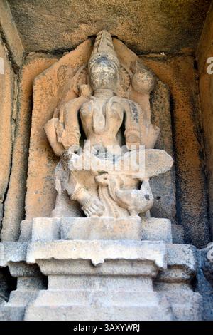 Détails de sculpture sur le mur extérieur du temple de Pandeshwar, Yavat, Maharashtra, Inde Banque D'Images