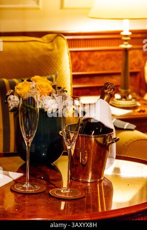 Bouteille de champagne dans un seau à glace avec deux verres à champagne Banque D'Images