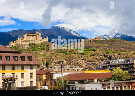Vue sur le château de Tourbillon et la basilique de la Valère à Sion, en Suisse Banque D'Images