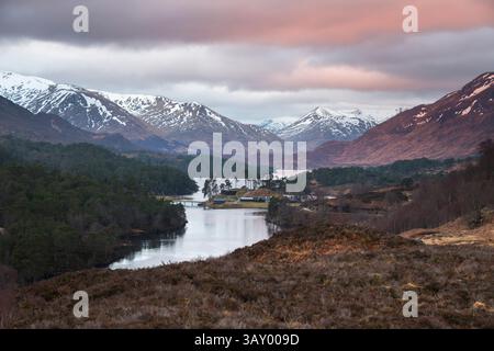 Aube sur Glen Affric, Highlands, Écosse Banque D'Images