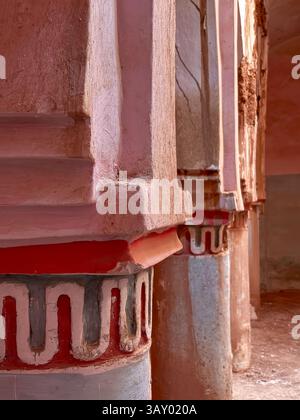 Mosquée abandonnée à la Kasbah de Glaoui, forteresse historique en ruine construite en argile de terre à Tamdaght près d'ait Ben Haddou, au Maroc Banque D'Images