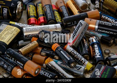 Piles - gros plan d'une sélection mixte de piles usagées, principalement des piles AA. Banque D'Images