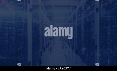 Le long couloir étroit du centre de données s'étend dans une conception plate, avec des LED de serveur clignotantes pour la technologie Banque D'Images