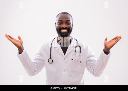Portrait d'un travailleur de la santé masculin noir qui fait des gestes et sourit avec confiance après un traitement réussi. Banque D'Images