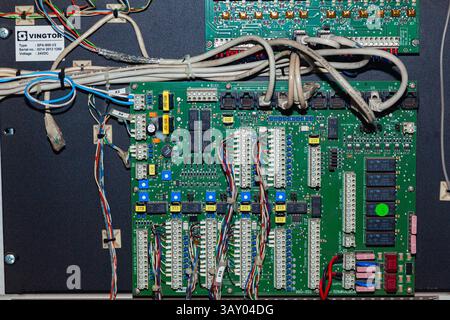 Anvers, Belgique - 30.09.2023 : circuit informatique avec fils et micropuces, gros plan. Banque D'Images