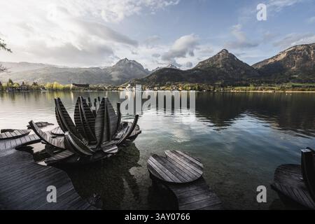 Der Seerosenplatz entlang des Bürglstein-Rundweg entlang des Ufers des Wolfgangsee zwischen Strobl und réalise Wolfgang mit Blick auf die umliegende Barglandschaft und Strobl zu Sonnenaufgang AM 17.04.2025 // le lieu des nénuphars le long du sentier circulaire de Bürglstein le long des rives du lac Wolfgang entre Strobl et Wolfgang avec une vue sur le paysage de barg environnant et Strobl au lever du soleil le 17.04.2025 - 20250417 PD17390 crédit : APA-Live News : APA-Pictuy Altuy Banque D'Images