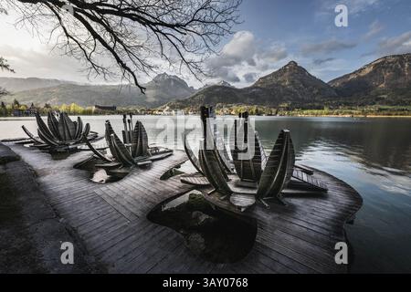 Der Seerosenplatz entlang des Bürglstein-Rundweg entlang des Ufers des Wolfgangsee zwischen Strobl und réalise Wolfgang mit Blick auf die umliegende Barglandschaft und Strobl zu Sonnenaufgang AM 17.04.2025 // le lieu des nénuphars le long du sentier circulaire de Bürglstein le long des rives du lac Wolfgang entre Strobl et Wolfgang avec une vue sur le paysage de barg environnant et Strobl au lever du soleil le 17.04.2025 - 20250417 PD17388 crédit : APA-Live News : APA-Pictuy Altuy Banque D'Images