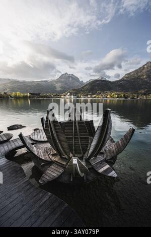 Der Seerosenplatz entlang des Bürglstein-Rundweg entlang des Ufers des Wolfgangsee zwischen Strobl und réalise Wolfgang mit Blick auf die umliegende Barglandschaft und Strobl zu Sonnenaufgang AM 17.04.2025 // le lieu des nénuphars le long du sentier circulaire de Bürglstein le long des rives du lac Wolfgang entre Strobl et Wolfgang avec une vue sur le paysage de barg environnant et Strobl au lever du soleil le 17.04.2025 - 20250417 PD17394 crédit : APA-Live News : APA-Pictuy Altuy Banque D'Images