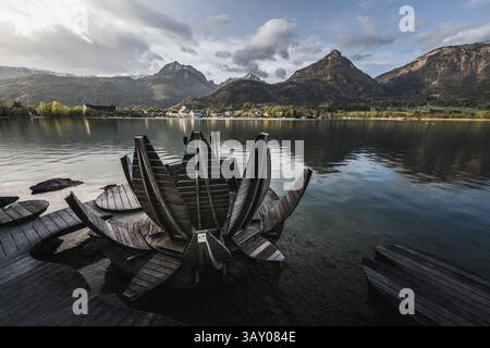 Der Seerosenplatz entlang des Bürglstein-Rundweg entlang des Ufers des Wolfgangsee zwischen Strobl und réalise Wolfgang mit Blick auf die umliegende Barglandschaft und Strobl zu Sonnenaufgang AM 17.04.2025 // le lieu des nénuphars le long du sentier circulaire de Bürglstein le long des rives du lac Wolfgang entre Strobl et Wolfgang avec une vue sur le paysage de barg environnant et Strobl au lever du soleil le 17.04.2025 - 20250417 PD17459 crédit : APA-Live News : APA-Pictuy Altuy Banque D'Images