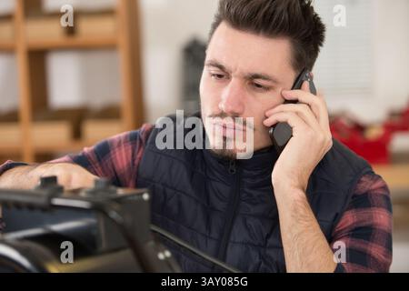 jeune entrepreneur au téléphone Banque D'Images
