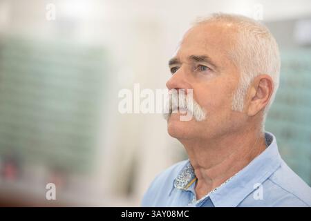 photo d'un homme senior regardant au loin Banque D'Images