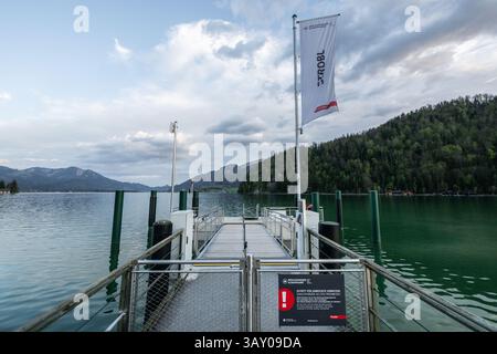 Bootsanlegestelle, Promenade und Seezugang in Strobl am Wolfgangsee zu Sonnenaufgang AM 17.04.2025. // quai de bateau, promenade et accès au lac à Strobl sur le lac Wolfgang au lever du soleil le 17 avril 2025. - 20250417 PD17410 crédit : APA-PictureDesk/Alamy Live News Banque D'Images