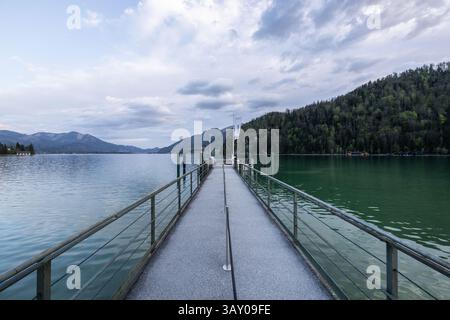 Bootsanlegestelle, Promenade und Seezugang in Strobl am Wolfgangsee zu Sonnenaufgang AM 17.04.2025. // quai de bateau, promenade et accès au lac à Strobl sur le lac Wolfgang au lever du soleil le 17 avril 2025. - 20250417 PD17413 crédit : APA-PictureDesk/Alamy Live News Banque D'Images