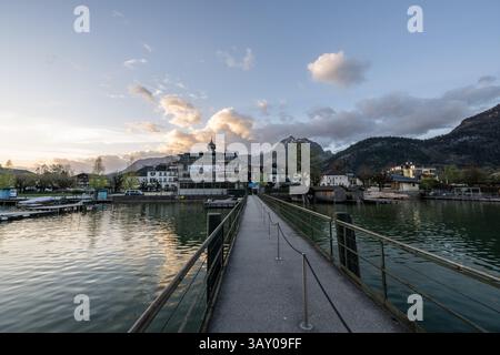 Bootsanlegestelle, Promenade und Seezugang in Strobl am Wolfgangsee zu Sonnenaufgang AM 17.04.2025. // quai de bateau, promenade et accès au lac à Strobl sur le lac Wolfgang au lever du soleil le 17 avril 2025. - 20250417 PD17414 crédit : APA-PictureDesk/Alamy Live News Banque D'Images