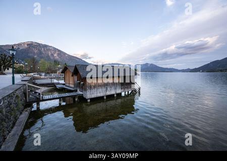 Bootsanlegestelle, Bootshäuser, Promenade und Seezugang in Strobl am Wolfgangsee zu Sonnenaufgang AM 17.04.2025. // quai de bateau, promenade et accès au lac à Strobl sur le lac Wolfgang au lever du soleil le 17 avril 2025. - 20250417 PD17427 crédit : APA-PictureDesk/Alamy Live News Banque D'Images