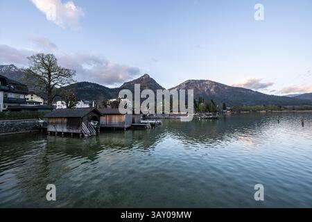 Bootsanlegestelle, Bootshäuser, Promenade und Seezugang in Strobl am Wolfgangsee zu Sonnenaufgang AM 17.04.2025. // quai de bateau, promenade et accès au lac à Strobl sur le lac Wolfgang au lever du soleil le 17 avril 2025. - 20250417 PD17428 crédit : APA-PictureDesk/Alamy Live News Banque D'Images