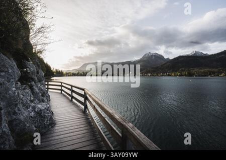Bürglstein-Rundweg entlang des Ufers des Wolfgangsee zwischen Strobl und : Wolfgang mit Blick auf die umliegende Barglandschaft und Strobl zu Sonnenaufgang am 17.04.2025 // Bürglstein sentier circulaire le long de la rive du lac Wolfgang entre Strobl et Wolfgang avec vue sur le paysage environnant de barg et Strobl au lever du soleil sur 17.04.2025 - 20250417 PD17398 crédit : APA-PictureDesk/Alamy Live News Banque D'Images