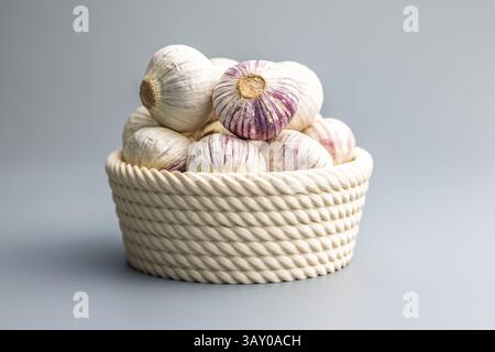Bulbes d'ail gant solo dans un bol sur un fond gris. Banque D'Images