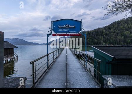 Bootsanlegestelle, Promenade und Seezugang in Strobl am Wolfgangsee zu Sonnenaufgang AM 17.04.2025. // quai de bateau, promenade et accès au lac à Strobl sur le lac Wolfgang au lever du soleil le 17 avril 2025. - 20250417 PD17417 crédit : APA-PictureDesk/Alamy Live News Banque D'Images