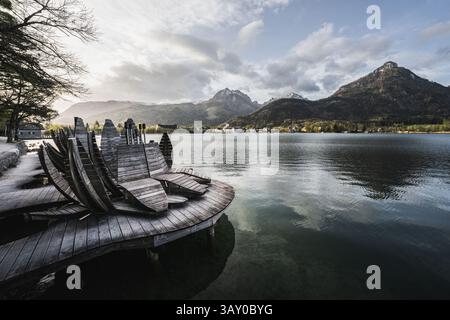 Der Seerosenplatz entlang des Bürglstein-Rundweg entlang des Ufers des Wolfgangsee zwischen Strobl und réalise Wolfgang mit Blick auf die umliegende Barglandschaft und Strobl zu Sonnenaufgang AM 17.04.2025 // le lieu des nénuphars le long du sentier circulaire de Bürglstein le long des rives du lac Wolfgang entre Strobl et Wolfgang avec une vue sur le paysage de barg environnant et Strobl au lever du soleil le 17.04.2025 - 20250417 PD17399 crédit : APA-Live News : APA-Pictuy Altuy Banque D'Images