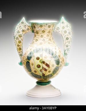 Vase magnifiquement conçu orné de motifs floraux complexes et de motifs héraldiques audacieux, avec poignées élégantes qui ressemblent à des ailes. L'art détaillé présente un mélange de couleurs vibrantes qui améliorent son attrait décoratif., inconnu (Italien), vase, CA. 1470, faïence émaillée avec décoration polychrome, total : 15 1/4 × 11 1/8 × 8 1/4 pouces (38,7 × 28,3 × 21 cm), Art classique avec une touche moderne réinventée par Artotop Banque D'Images