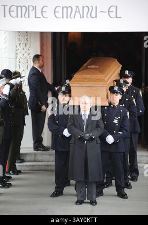 Le cercueil de l'ancien maire de New York Ed Koch est sorti par des membres du département de police de New York après les funérailles au Temple Emanu-El de Manhattan à New York - le 4 février 2013 Banque D'Images