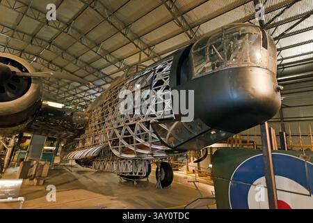 Vue de la seconde Guerre mondiale, Vickers Wellington Mk 1a, exposée à la Brooklands Aircraft Factory, Weybridge, Surrey Banque D'Images