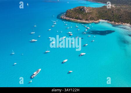 Vue aérienne des yachts de luxe et des bateaux sur la mer bleue le jour ensoleillé d'été. Voyage en Sardaigne, Italie. Vue du drone de dessus des bateaux rapides, yachts, s Banque D'Images