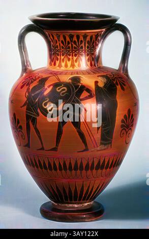 Un vase ancien magnifiquement détaillé représentant deux guerriers au combat, orné de motifs complexes et d'une représentation proéminente d'un personnage tenant un bouclier. L'artisanat met en valeur l'art de son époque, mettant en valeur des éléments de la mythologie classique et un riche patrimoine culturel., attribué à peintre S, grec, pot de stockage, 520/500 av. J.-C., argile, 16 3/4 x 10 5/8 pouces diam. (42,8 x 28,0 cm), art classique avec une touche moderne réinventée par Artotop Banque D'Images