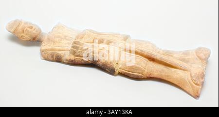 Une figure en bois sculpté repose à plat, présentant des détails complexes dans sa posture et sa tenue, avec une expression sereine et des traits stylisés reflétant une représentation artistique du patrimoine culturel., inconnu (chinois), Tomb Guardian figure, 386/535, 17 5/8 x 5 1/4 po., Art classique avec une touche moderne réinventée par Artotop Banque D'Images