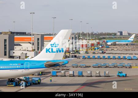 Schiphol, pays-Bas - 14 avril 2025 : aile arrière d'avion de la compagnie aérienne néerlandaise KLM / Royal Dutch Airlines sur l'aéroport de Schiphol, pays-Bas Banque D'Images