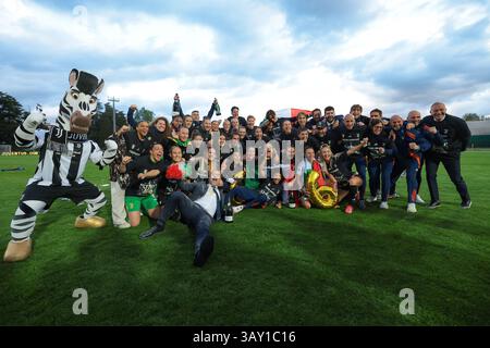 Biella, Italie. 18 avril 2025. Les joueurs et le personnel de la Juventus célèbrent le 6e titre du club après le match Juventus Women vs AC Milan Women Serie A Femminile au Stadio Vittorio Pozzo, Biella. Le crédit photo devrait se lire : Jonathan Moscrop/Sportimage crédit : Sportimage Ltd/Alamy Live News Banque D'Images