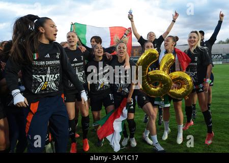 Biella, Italie. 18 avril 2025. Les joueurs de la Juventus célèbrent le 6e titre de champion du club après le match Juventus Women vs AC Milan Women Serie A Femminile au Stadio Vittorio Pozzo, Biella. Le crédit photo devrait se lire : Jonathan Moscrop/Sportimage crédit : Sportimage Ltd/Alamy Live News Banque D'Images