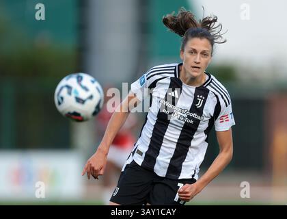 Biella, Italie. 18 avril 2025. Emma Godo de la Juventus lors du match Juventus Women vs AC Milan Women Serie A Femminile au Stadio Vittorio Pozzo, Biella. Le crédit photo devrait se lire : Jonathan Moscrop/Sportimage crédit : Sportimage Ltd/Alamy Live News Banque D'Images