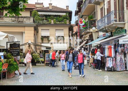 STRESA, ITALIE - 11 MAI 2018 : C'est l'une des places de la station balnéaire sur le lac majeur, rempli de touristes dans les boutiques de souvenirs et les cafés. Banque D'Images