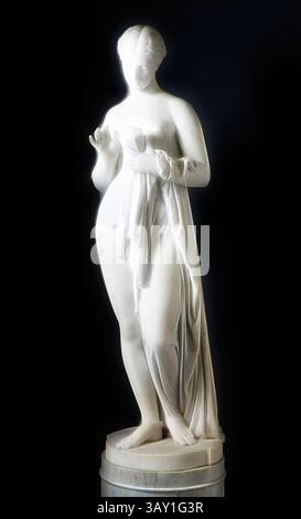 Une statue gracieuse en marbre d'une femme se dresse élégamment, drapée dans un tissu fluide qui accentue sa silhouette. Elle tient une pose délicate, transmettant un sentiment de calme et de beauté, tandis que la surface lisse de la pierre renforce sa présence éthérée sur un fond sombre., Chauncey Bradley Ives, américain, 1810-1894, Pandora, 1864, marbre, dimensions variées, Art classique avec une touche moderne réinventée par Artotop Banque D'Images