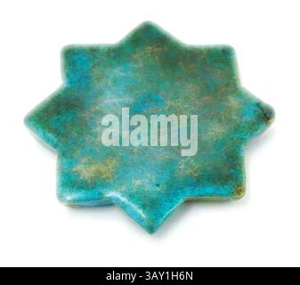 Une pierre turquoise en forme d'étoile, présentant un mélange de bleus vibrants et de tons terreux subtils, met en valeur sa texture unique et ses motifs naturels complexes., islamique, iranien, Star Tile, 13ème siècle, corps composite avec glaçure opaque, 4 1/8 x 4 1/8 x 9 16 po. ( 10,5 x 10,5 x 1,4 cm), art classique avec une touche moderne réinventée par Artotop Banque D'Images