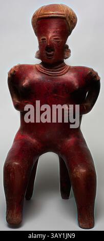 Une sculpture en bois frappante représentant une figure assise avec un sourire prononcé, ornée de détails complexes, y compris des éléments décoratifs dans les cheveux et autour du cou. La forme robuste de la figure et les traits stylisés évoquent un sens de la signification culturelle et artistique., Nayarit, précolombienne, figure féminine assise, entre 200 av. J.-C. et 300 ce, argile avec pigment rouge, total : 19 1/2 × 9 1/4 × 8 1/2 pouces (49,5 × 23,5 × 21,6 cm), Art classique avec une touche moderne réinventée par Artotop Banque D'Images
