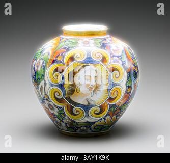 Un vase en poterie magnifiquement conçu orné de motifs floraux complexes et d'un portrait détaillé, mettant en valeur des couleurs vives et des motifs ornés qui mettent en valeur l'art habile., inconnu (italien), vase, fin du XVIe/début du XVIIe siècle, faïence émaillée en étain avec décoration polychrome, hauteur x diamètre : 11 1/2 x 11 1/2 po., Art classique avec une touche moderne réinventée par Artotop Banque D'Images